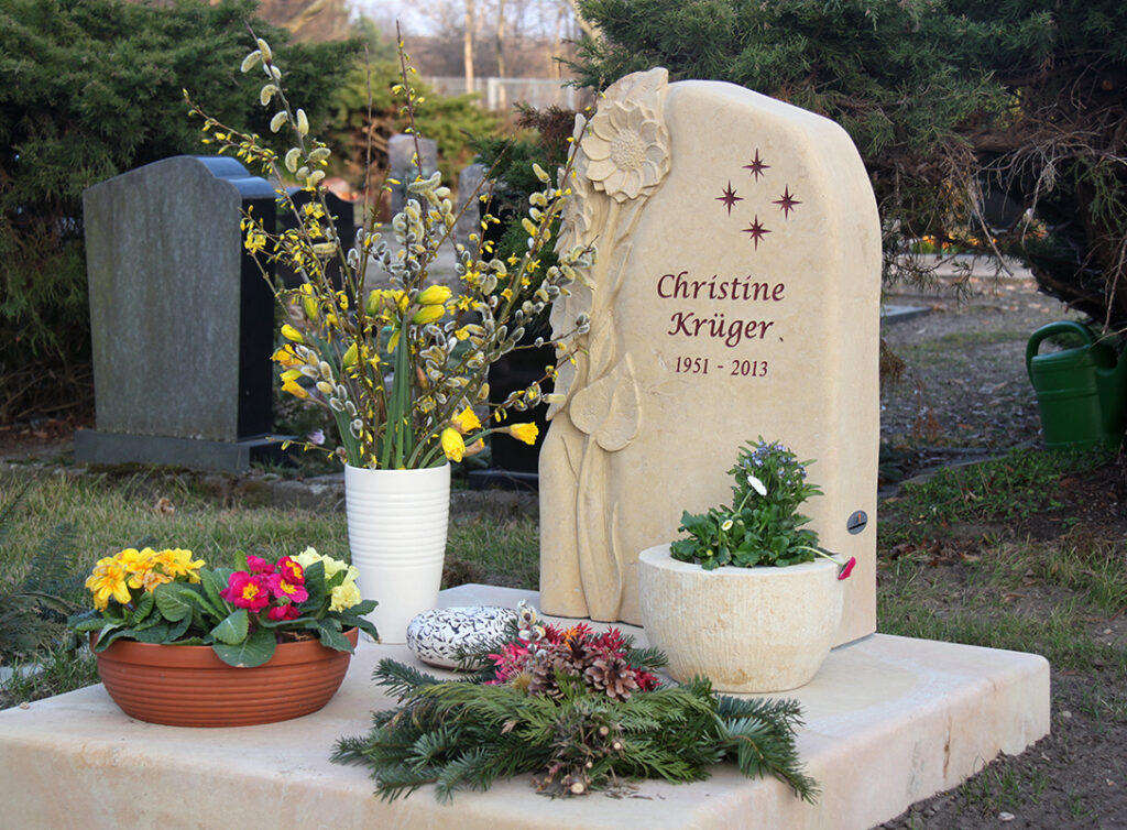 Urnengrabanlage mit stehendem Grabstein und Grabplatte 
