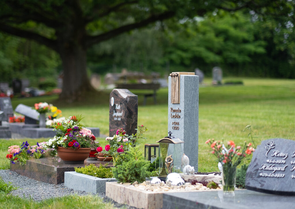 Urnenreihengrab mit stehenden Grabsteinen & Einfassung