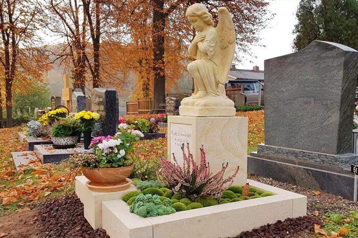 Urnengrab Grabstein mit Engel