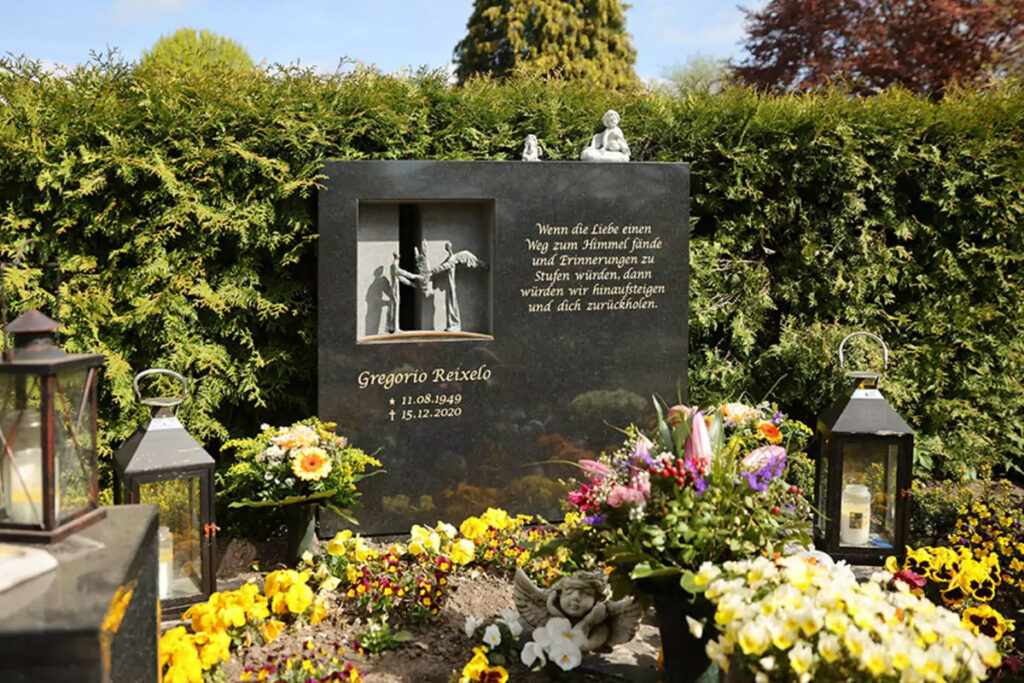 Schöner Doppelgrabstein aus dunklem Granit mit einem langen Grabsteinspruch in Gold.