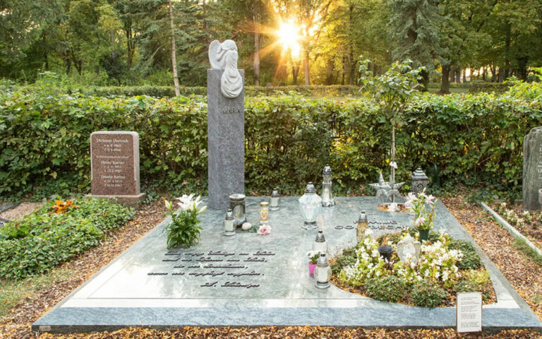 Familiengrabanlage mit Grabengel - moderne Grabstele & Abdeckplatte - pflegleichte Grabgestaltung / Friedhof Köthen