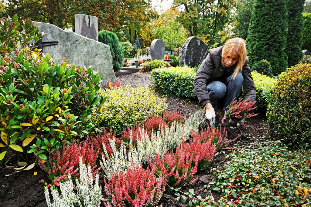 Die Grabpflege ist abhängig von den gewählten Pflanzen, des Standorts und der Grabgröße.