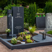 Bei einem Doppelgrabstein aus Naturstein bewegen sich die Anschaffungskosten meist zwischen 6.000 und 15.000 Euro. Die individuelle Beschriftung – ob als vertiefte Gravur oder mit Bronzebuchstaben – schlägt mit etwa 18 bis 30 Euro pro Zeichen zu Buche. Der fachmännische Aufbau inklusive Fundament durch einen Steinmetz variiert regional  liegt jedoch oft bei 800 bis 1.200 Euro. Eine optionale Natursteinumrandung mit Sockel ist inklusive Montage für etwa 2.800 bis 5.000 Euro erhältlich.