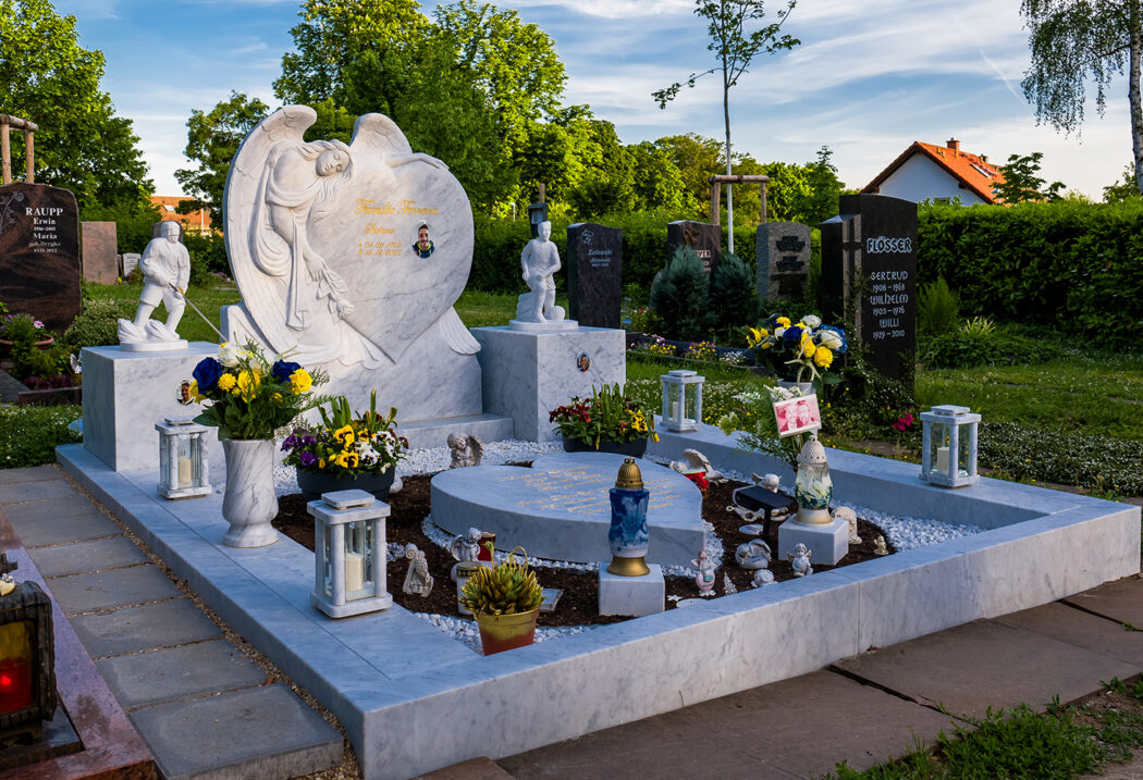 Familiengrab mit Engel Grabstein in Herzform aus weißem Carrara Marmor