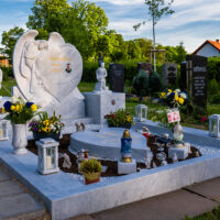 Familiengrab mit Engel Grabstein in Herzform aus weißem Carrara Marmor