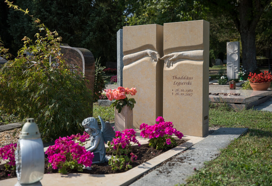 Eine schöne Grabanlage dient der Trauerbewältigung und ist neben der Trauerrede ein Baustein des Trauerprozesses.
