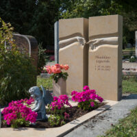 Eine schöne Grabanlage dient der Trauerbewältigung und ist neben der Trauerrede ein Baustein des Trauerprozesses.