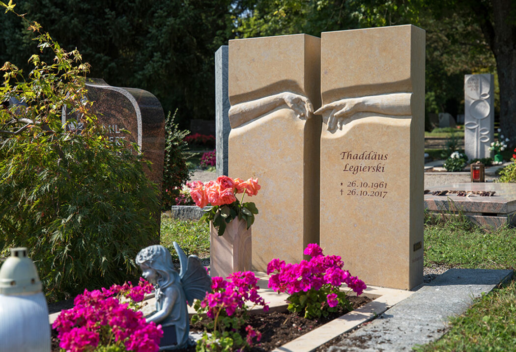 Grabstein mit besonderer Symbolik für die Erinnerung an einen geliebten Menschen