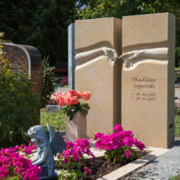 Grabstein mit besonderer Symbolik für die Erinnerung an einen geliebten Menschen