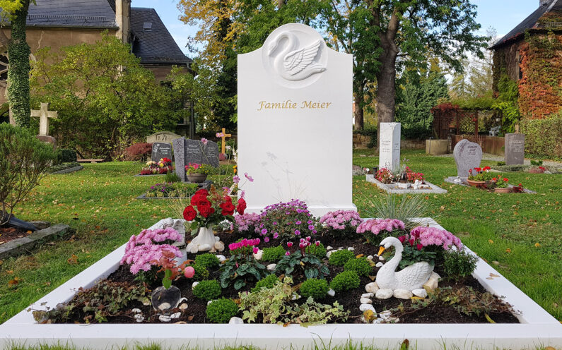 Dresden Friedhof Dohna Doppelgrab mit Grabstein aus Marmor Familie Meier