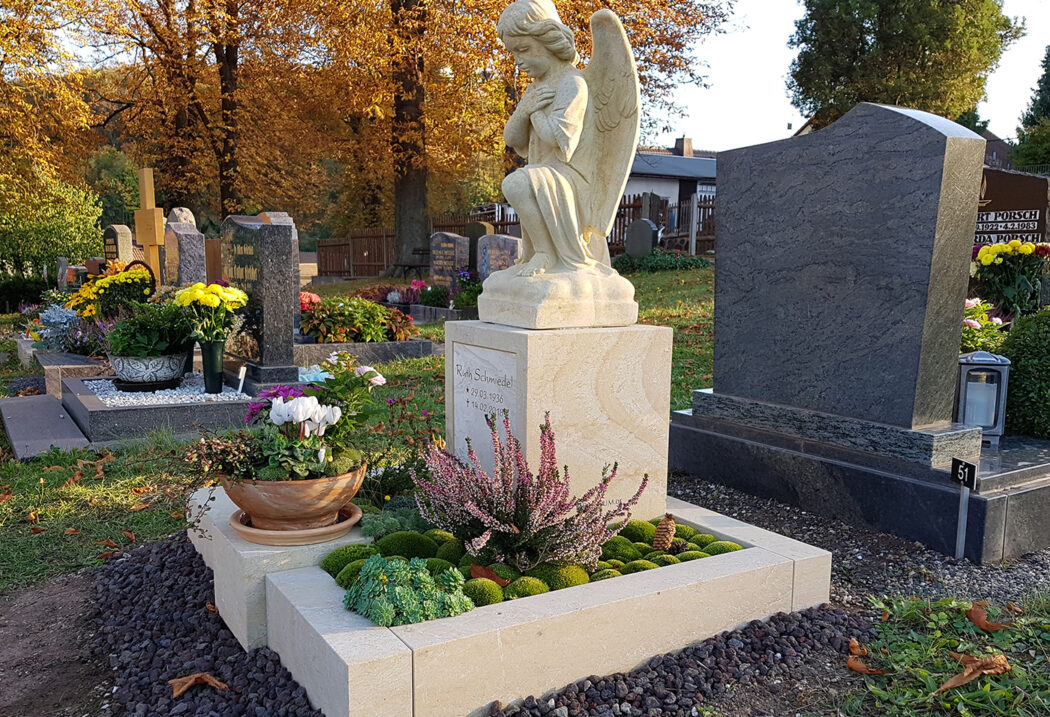 Stimmungsvolle Grabanlage als Denkmal für einen geliebten Menschen