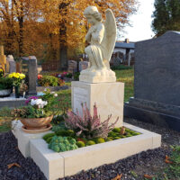 Stimmungsvolle Grabanlage als Denkmal für einen geliebten Menschen