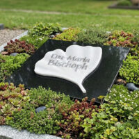 Liegeplatten mit besonderer Gestaltung zum Gedenken an einen geliebten Menschen