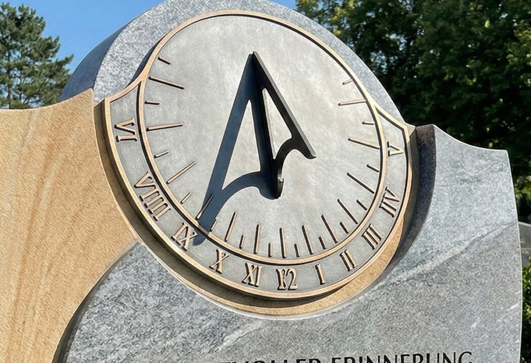 Zifferblatt: Der äußere Ring der Sonnenuhr ist mit römischen Ziffern (von VI über XII bis V  wobei IIII für 4 steht) und Stundenmarkierungen graviert  die die Zeit anzeigen. Feine Teilstriche zwischen den Ziffern dienen als Minuten- oder Viertelstundenmarkierungen.