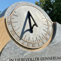 Zifferblatt: Der äußere Ring der Sonnenuhr ist mit römischen Ziffern (von VI über XII bis V  wobei IIII für 4 steht) und Stundenmarkierungen graviert  die die Zeit anzeigen. Feine Teilstriche zwischen den Ziffern dienen als Minuten- oder Viertelstundenmarkierungen.