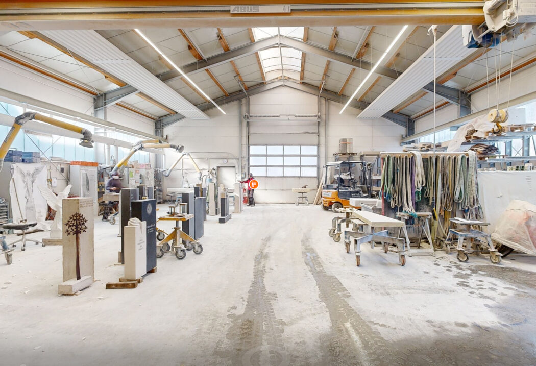 Blick in die Produktionshalle: Hersteller & Produzent für Urnengemeinschaftsanlagen in Deutschland  Österreich und der Schweiz