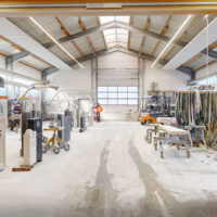 Blick in die Produktionshalle: Hersteller & Produzent für Urnengemeinschaftsanlagen in Deutschland  Österreich und der Schweiz