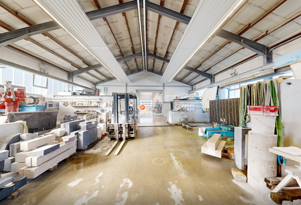 Blick in die Produktionshalle mit Säge- und Schneidebereich