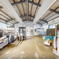Blick in die Produktionshalle mit Säge- und Schneidebereich