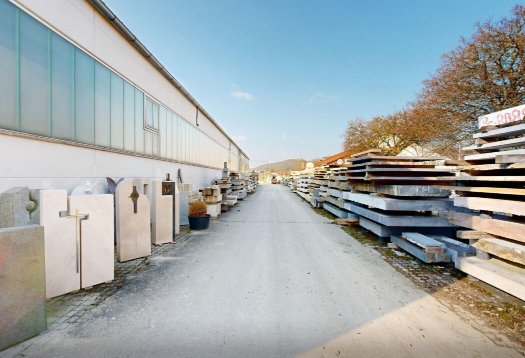 Blick in das Materiallager für unseren Naturstein