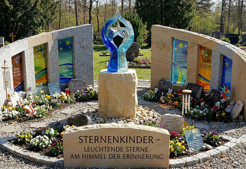 Grabgestaltung Grabstein und Grabstätte für Sternenkinder in schöner Form mit Glas und hellem Naturstein