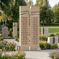 Zweiteilige Urnenstele als Stele für den Friedhof für ein Urnengemeinschaftsgrab