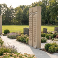 Seitenansicht der Friedhofsstele auch die Rückseite kann beschriftet werden