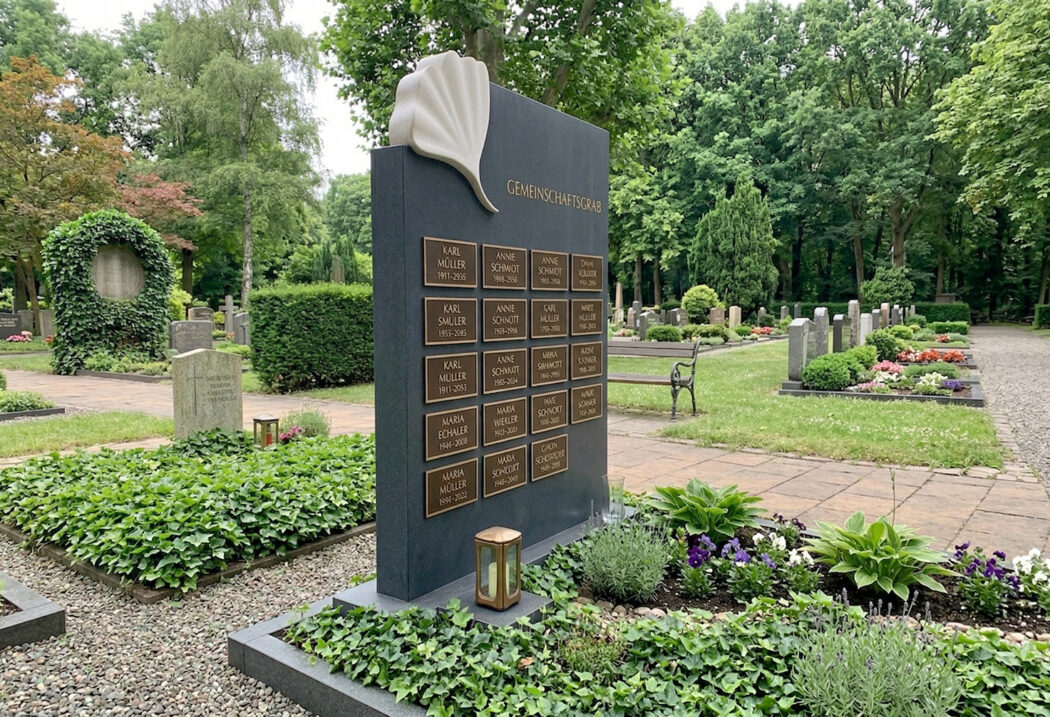 Die Bronzetafeln sind individualisierbar und werden auf dem Gemeinschaftsgrabmal verdübelt. 