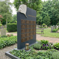 Die Bronzetafeln sind individualisierbar und werden auf dem Gemeinschaftsgrabmal verdübelt. 