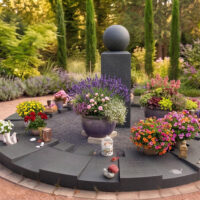 Urnen Gemeinschaftsanlage mit Urnenstele als Sammelgrab