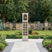 Urnenstelen Idee für ein Gemeinschaftsgrab mit Glockenturm