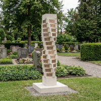 Urnenstele für ein Gemeinschaftsgrab mit Sockel