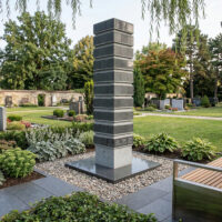 Urnenstele mit Magnetplatten zum Einfachen nachbeschriften