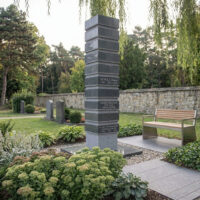 Eine Sitzbank lädt zum Verweilen ein.