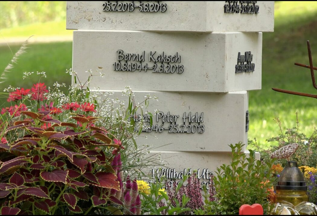 Urnenstele freigestellt mit weißem Hintergrund aus unserem Katal og