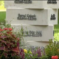 Urnenstele freigestellt mit weißem Hintergrund aus unserem Katal og