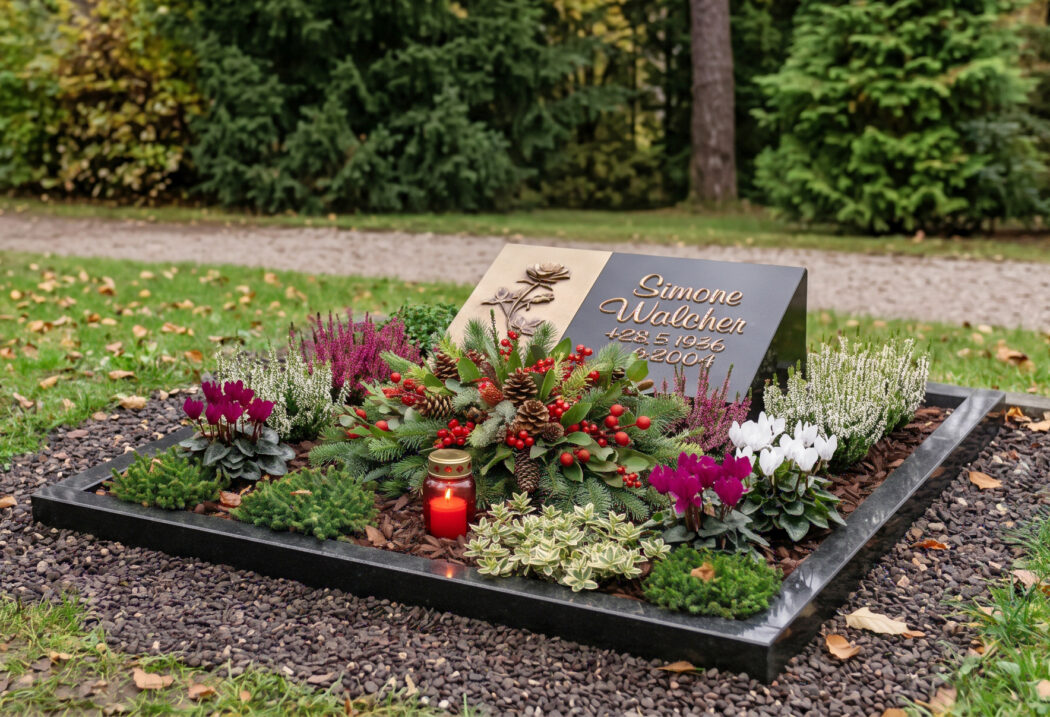 Allerheiligen Liegestein KI Kleines Urnengrab mit einem Liegestein in Form eines Pultes aus poliertem schwarzen Granit mit einer Bronzetafel auf der eine Rose abgebildet ist. Das Grab ist mit Granitborten eingefasst und schön zu Allerheiligen mit Skimmie Alpenveilchen und Heidekraut bepflanzt