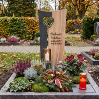 Grabgestaltung Allerheiligen Beispiel Grabstein CENTIA in Granit mit einer Einfassung und schöner Grabgestaltung zu Allerheiligen